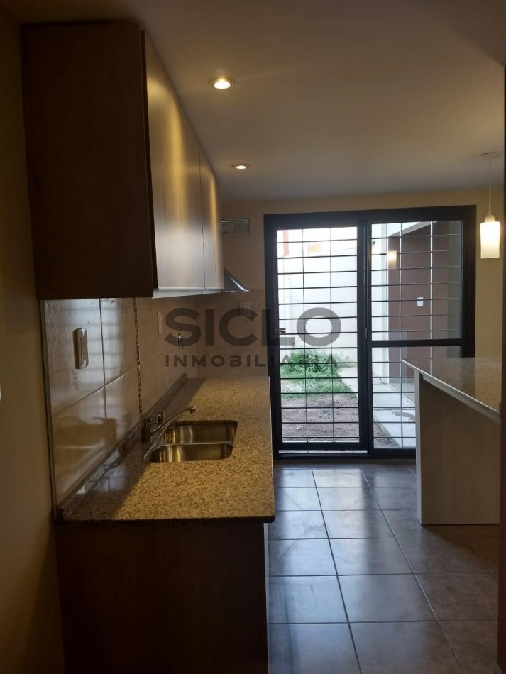 MODERNA CASA DE 3 DORMITORIOS  EN EXCELENTE UBICACION 