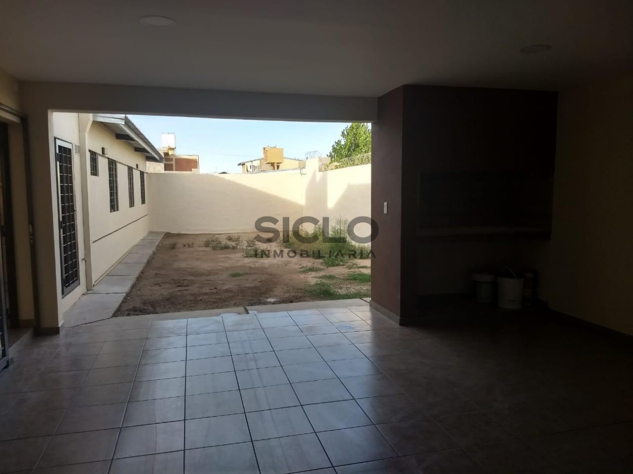 MODERNA CASA DE 3 DORMITORIOS  EN EXCELENTE UBICACION 