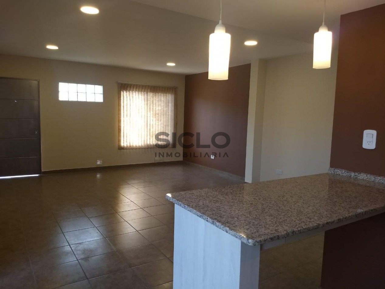 MODERNA CASA DE 3 DORMITORIOS  EN EXCELENTE UBICACION 