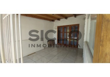 Casa familiar con ampliaciones y departamento en planta alta - Barrio Alberdi, San Rafael